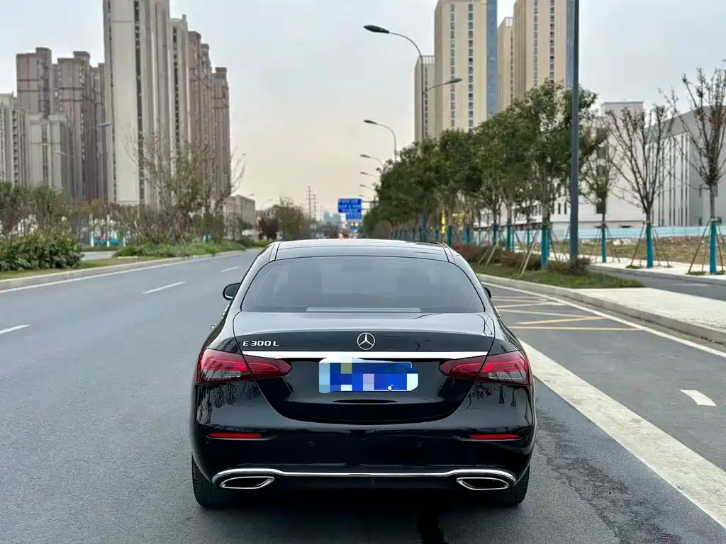 Mercedes-Benz E-Class — миниатюра 9