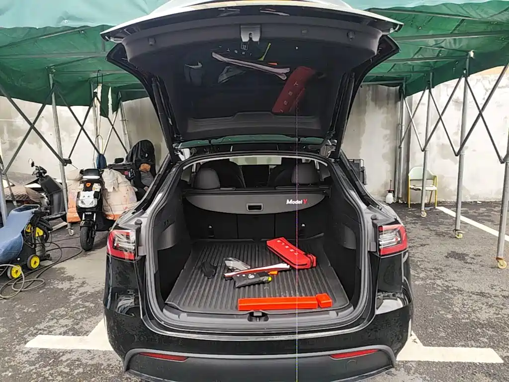 Tesla Model Y — миниатюра 19
