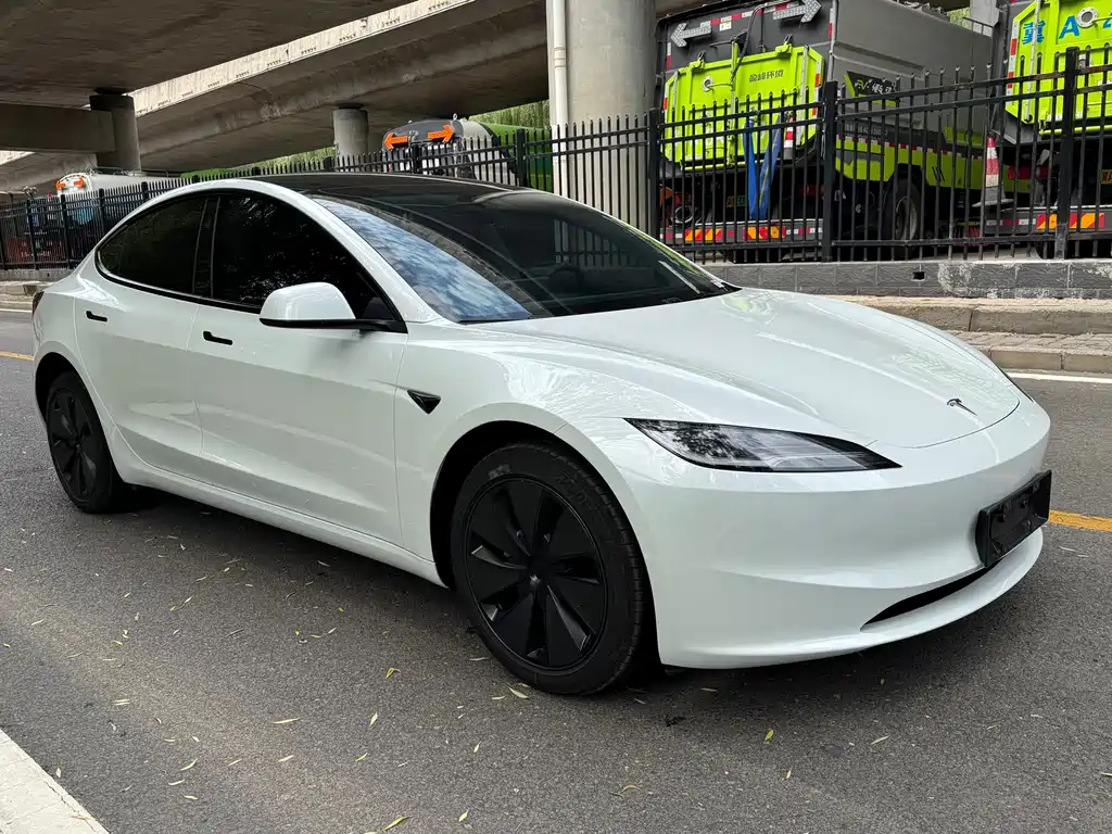 Tesla Model 3 — миниатюра 3