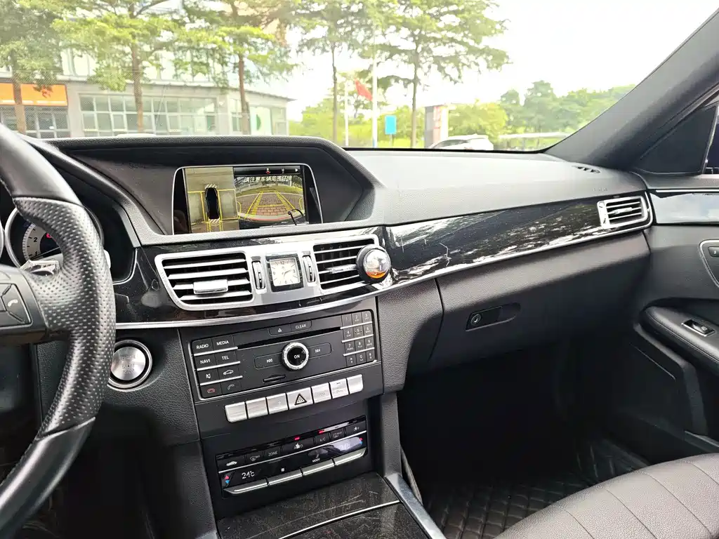 Mercedes-Benz E-Class — миниатюра 13