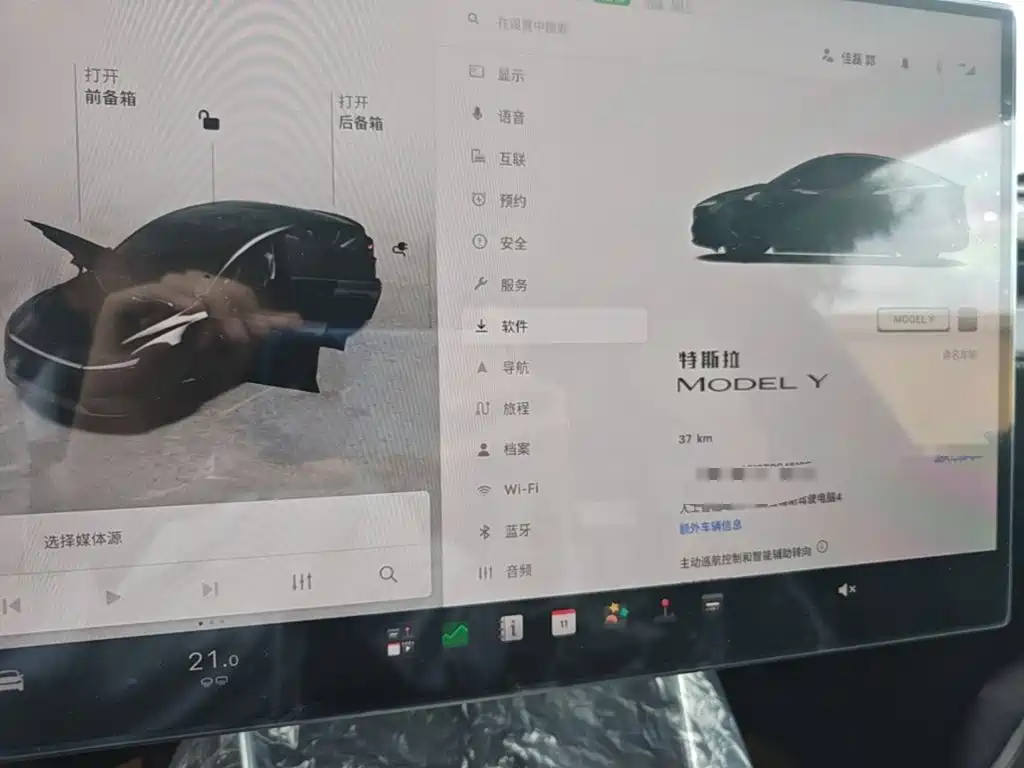 Tesla Model Y — миниатюра 12
