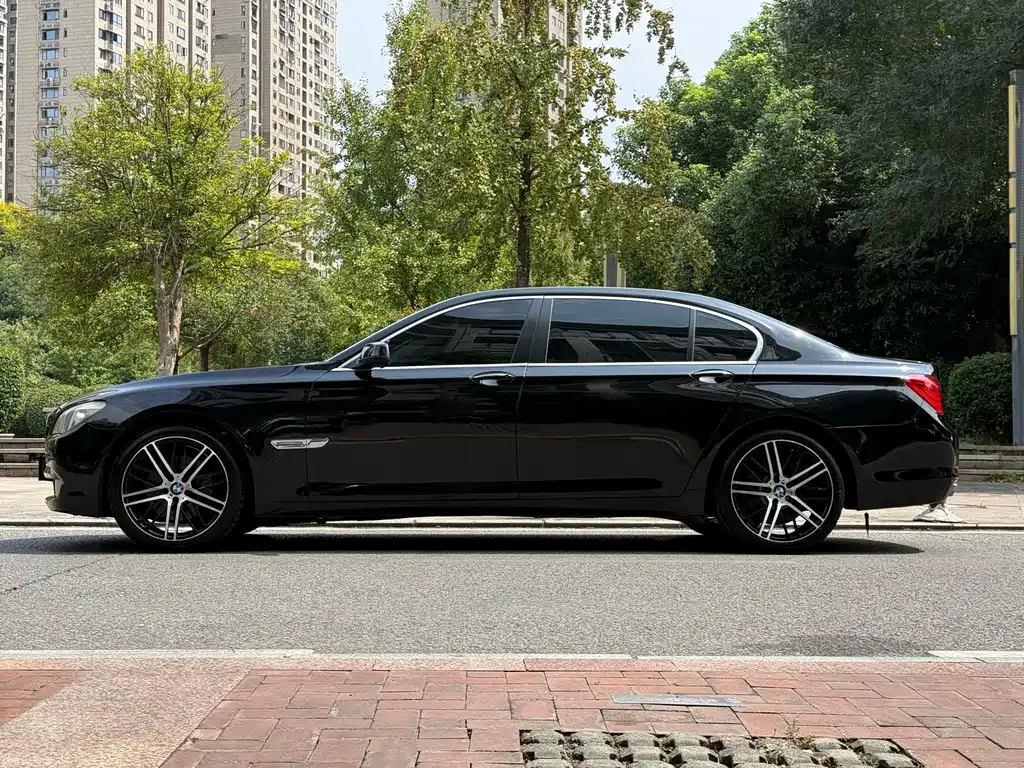 BMW 7 Series — миниатюра 7