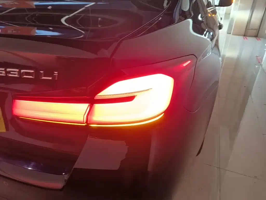 BMW 5 Series — миниатюра 8