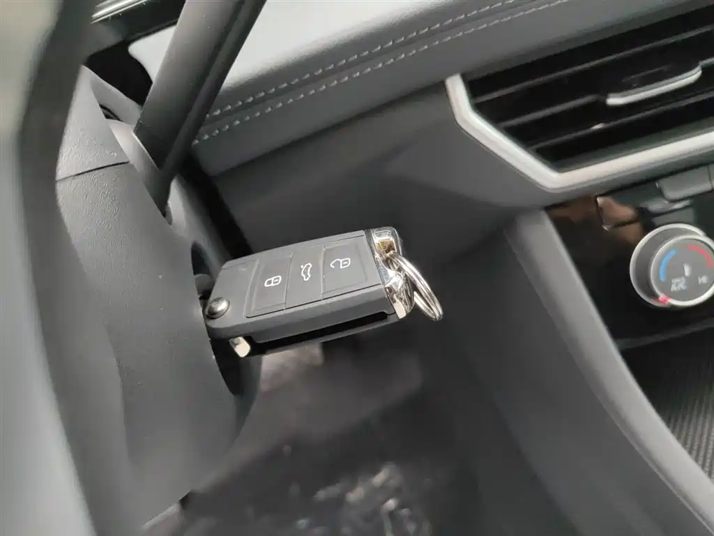Volkswagen Sagitar 2025 200TSI DSG