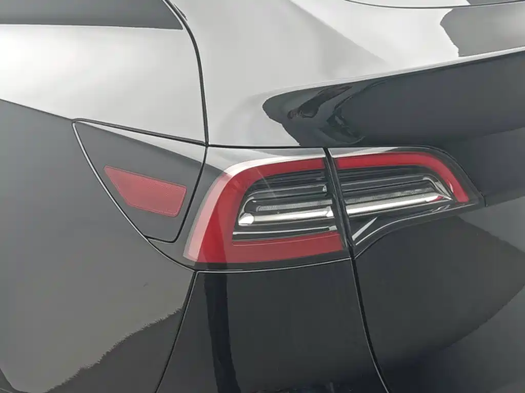 Tesla Model Y — миниатюра 14