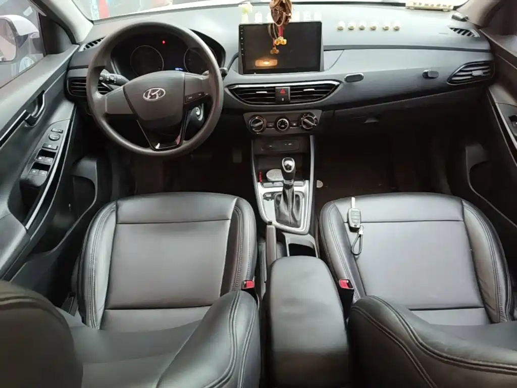 Hyundai Elantra — миниатюра 10