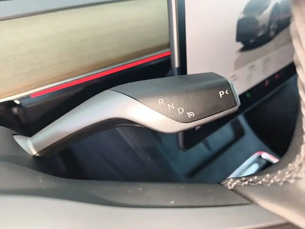 Tesla Model Y — миниатюра 14