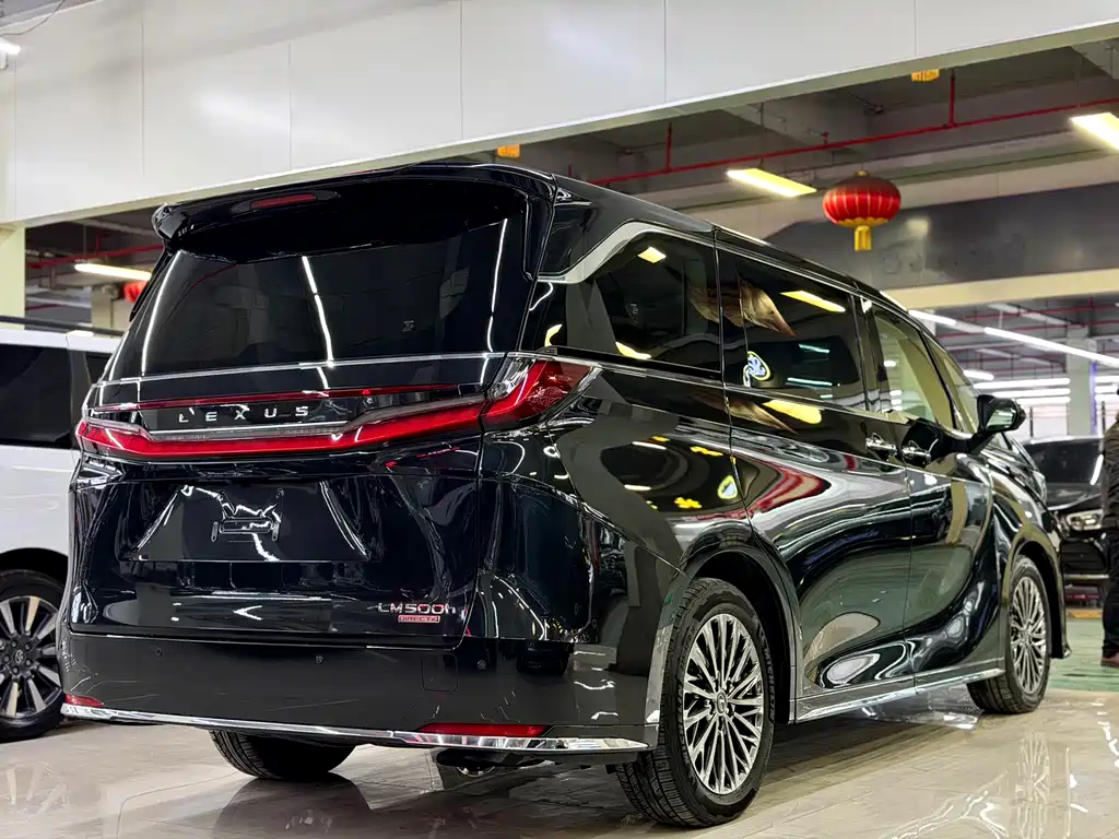LEXUS LM