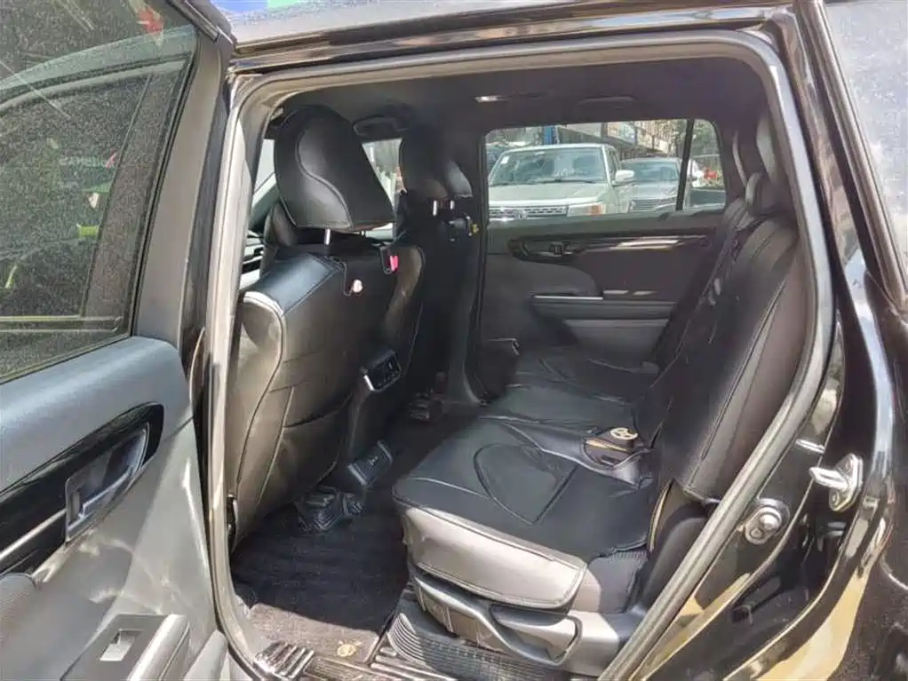 Toyota Crown Kluger — миниатюра 6