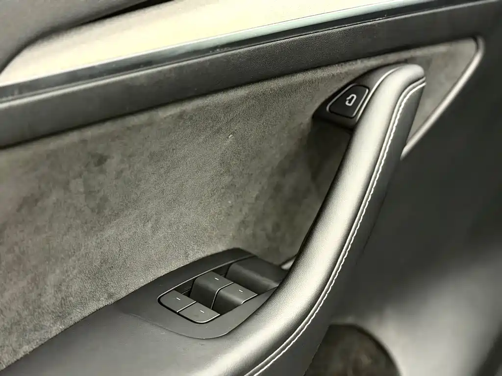 Tesla Model Y — миниатюра 15