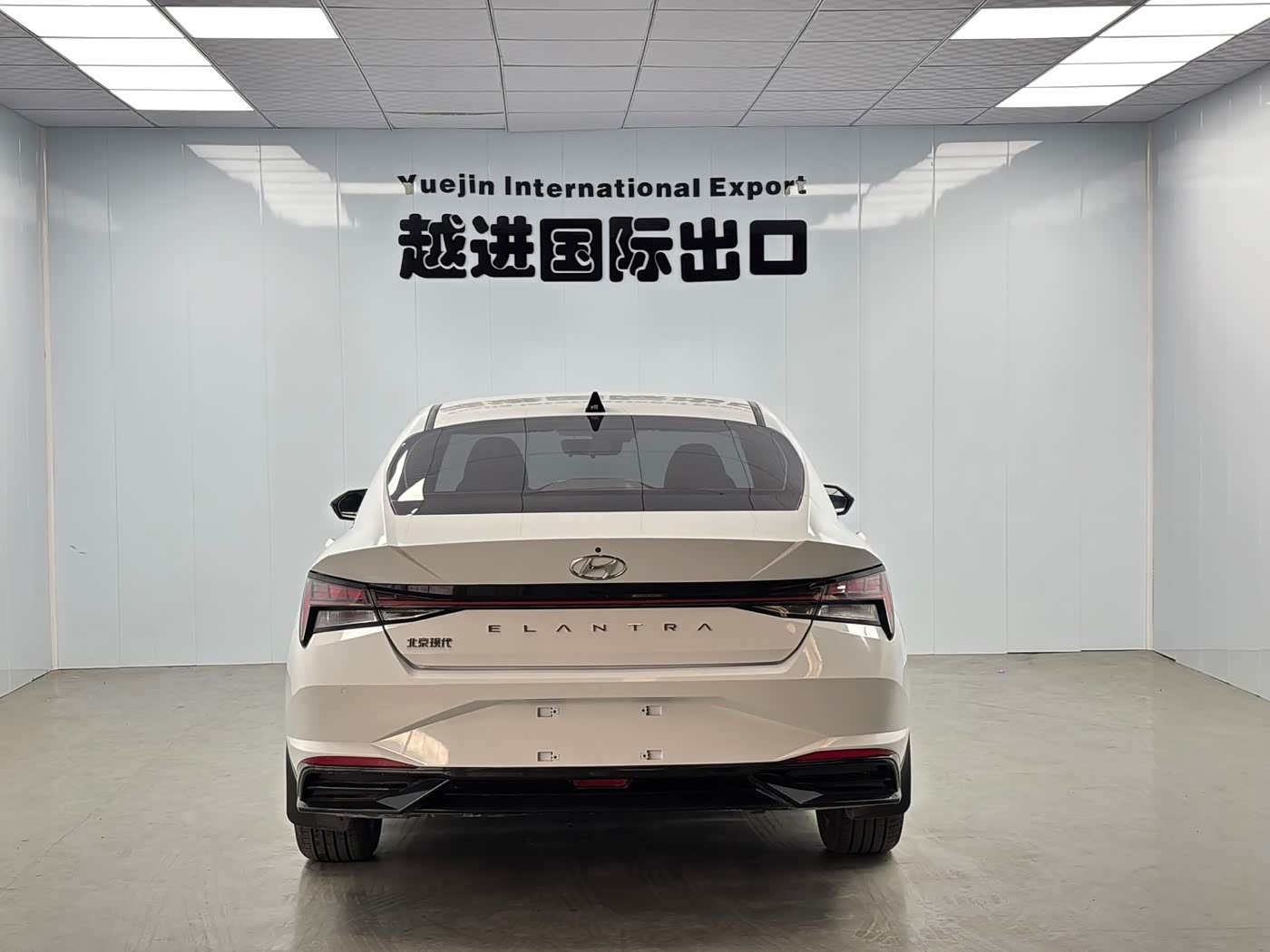 Hyundai Elantra 1.5 л 2023 г. Белый, пробег 20000 км