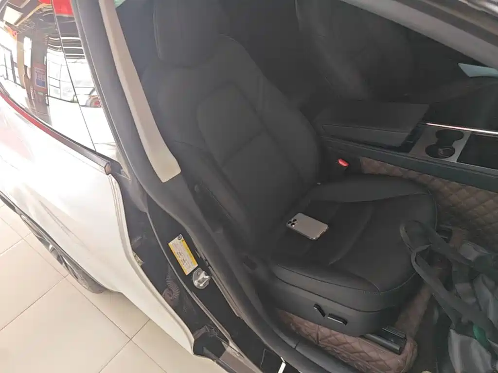 Tesla Model Y — миниатюра 25