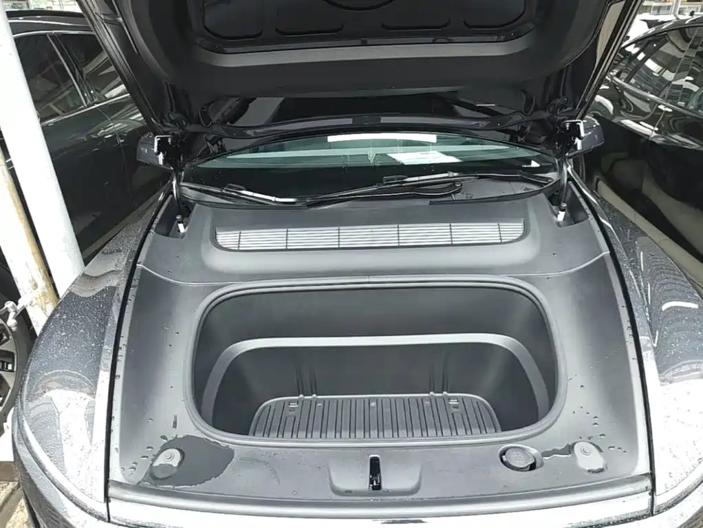 Tesla Model Y — миниатюра 20