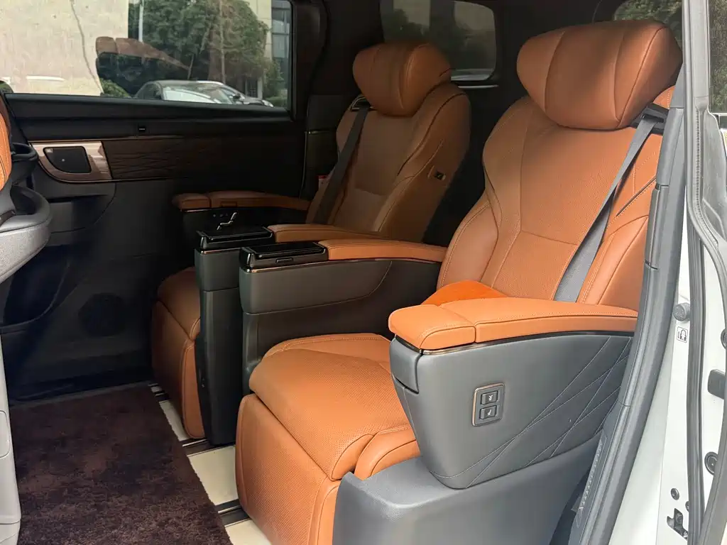 Toyota Vellfire — миниатюра 8