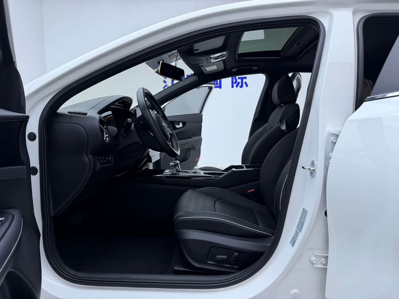 Kia K3 1.5 л 2023 г. Белый, пробег 30000 км