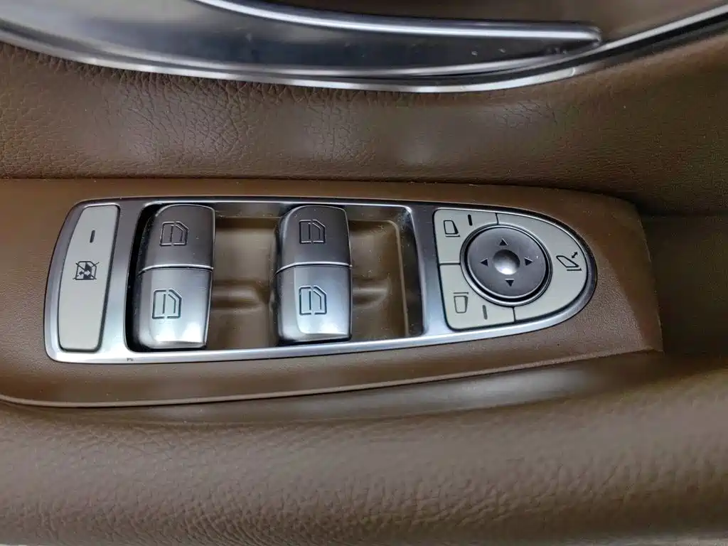 Mercedes-Benz E-Class — миниатюра 9