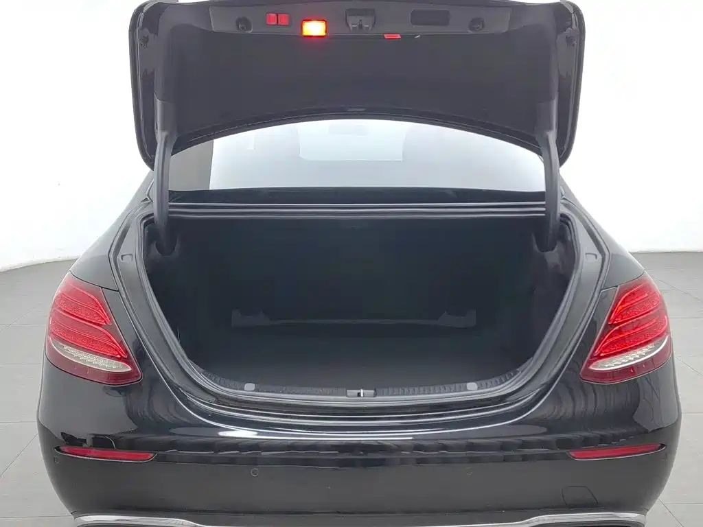 Mercedes-Benz E-Class — миниатюра 16