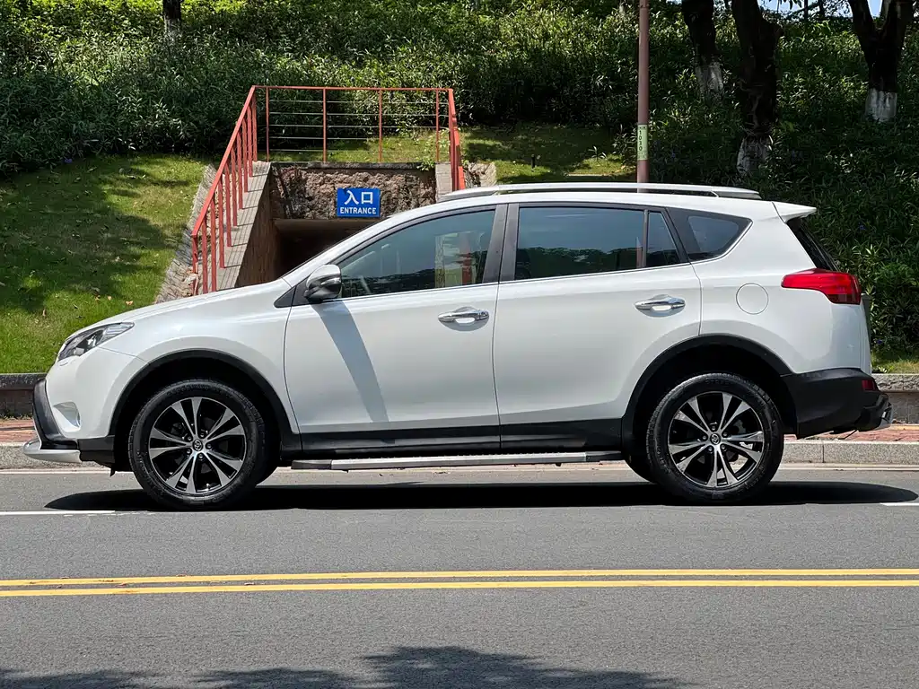 Toyota RAV4 — миниатюра 4