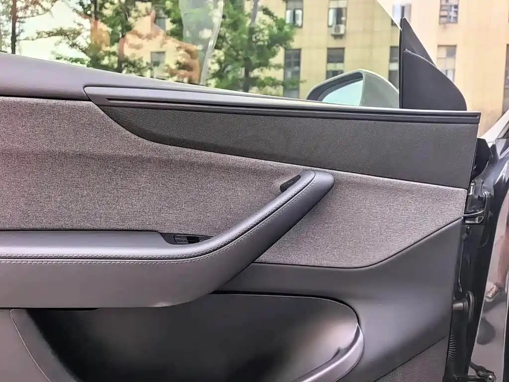 Tesla Model Y — миниатюра 11