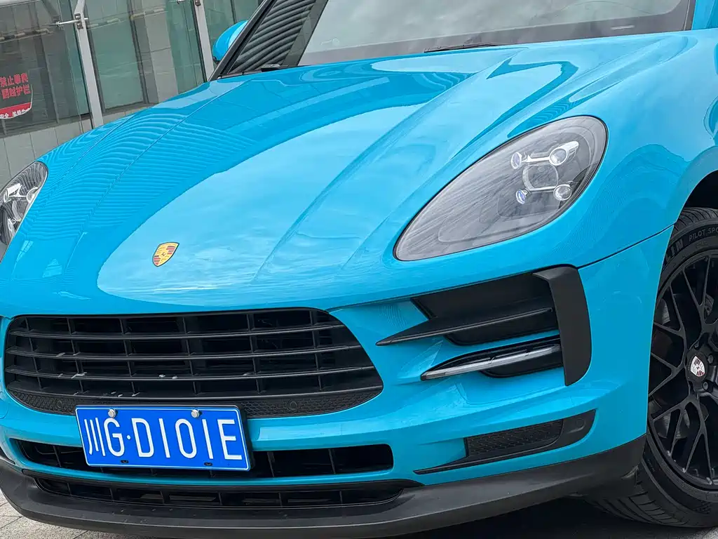 PORSCHE MACAN