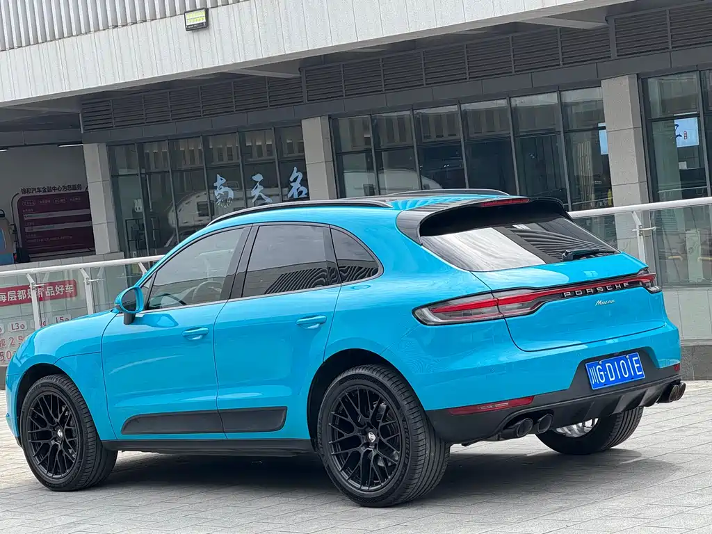 PORSCHE MACAN