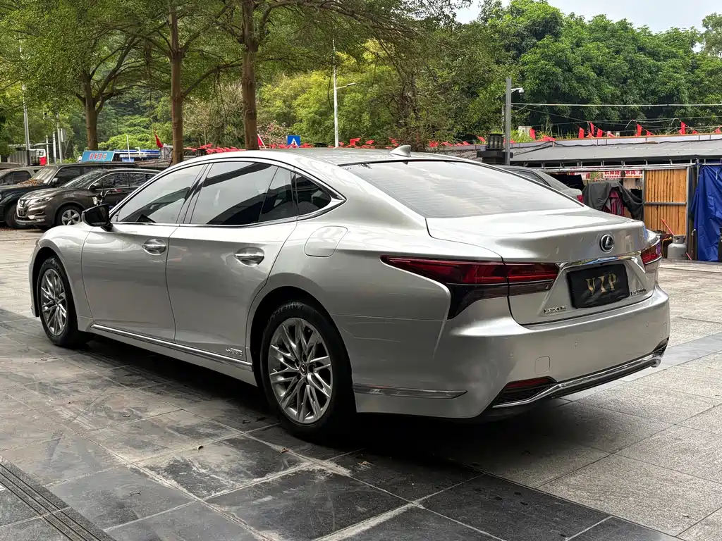 Lexus LS — миниатюра 11