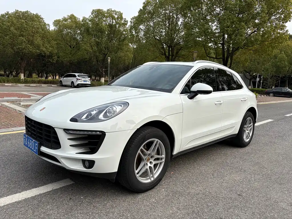 PORSCHE MACAN