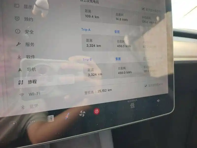 Tesla Model Y — миниатюра 13