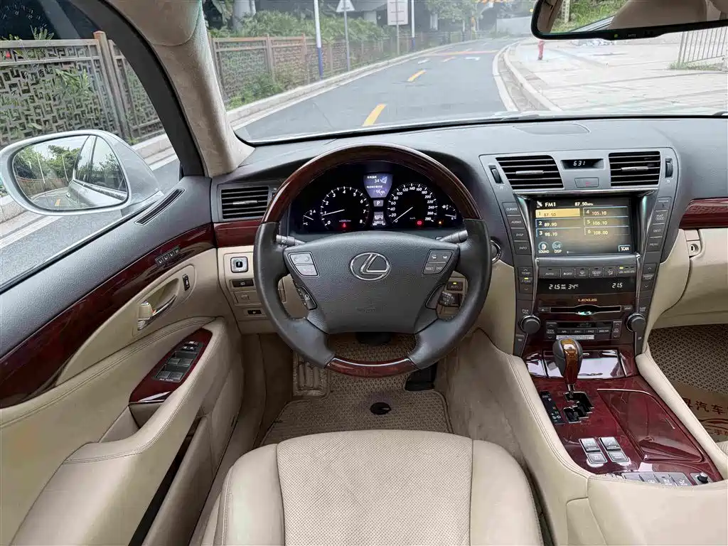 Lexus LS — миниатюра 11