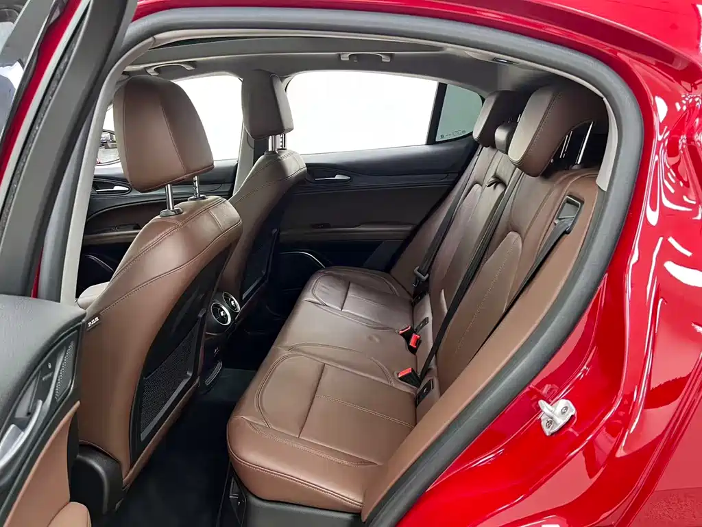 Alfa Romeo Stelvio — миниатюра 8