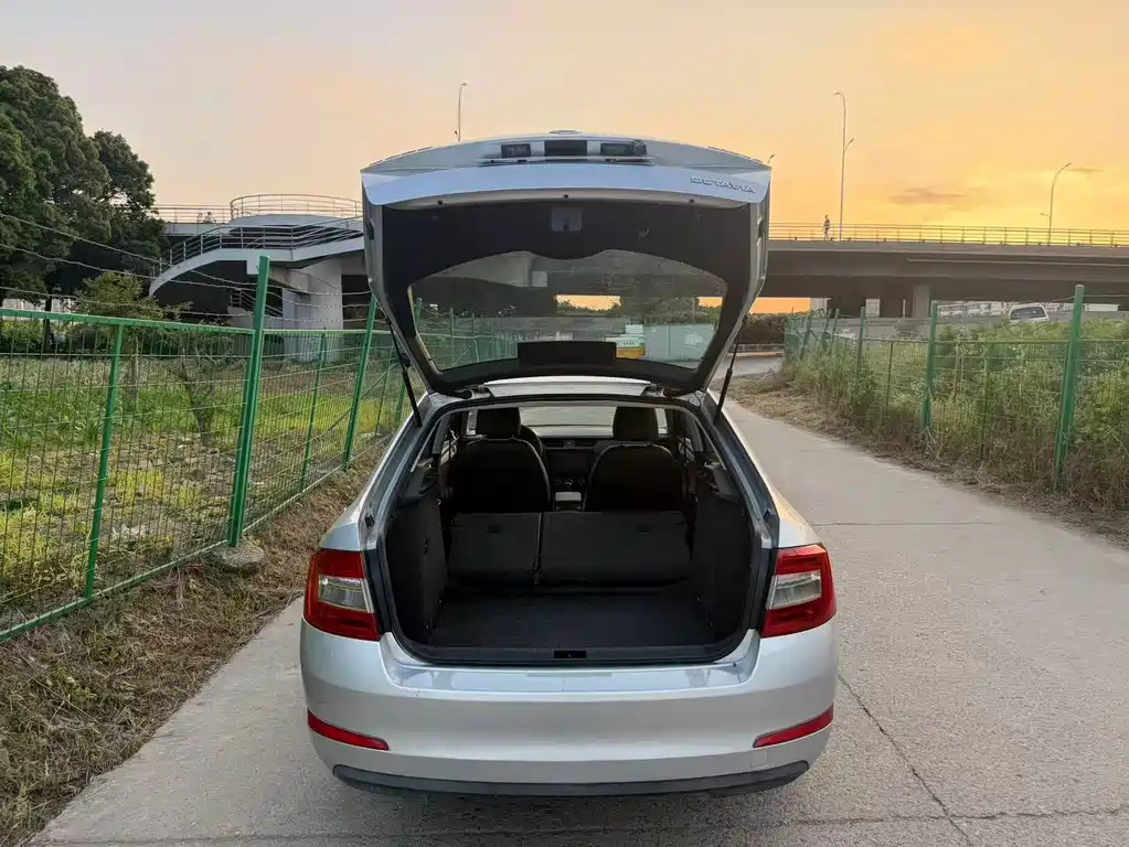 Skoda Octavia 1.6L Auto Comfort Supreme Edition, фото 14
