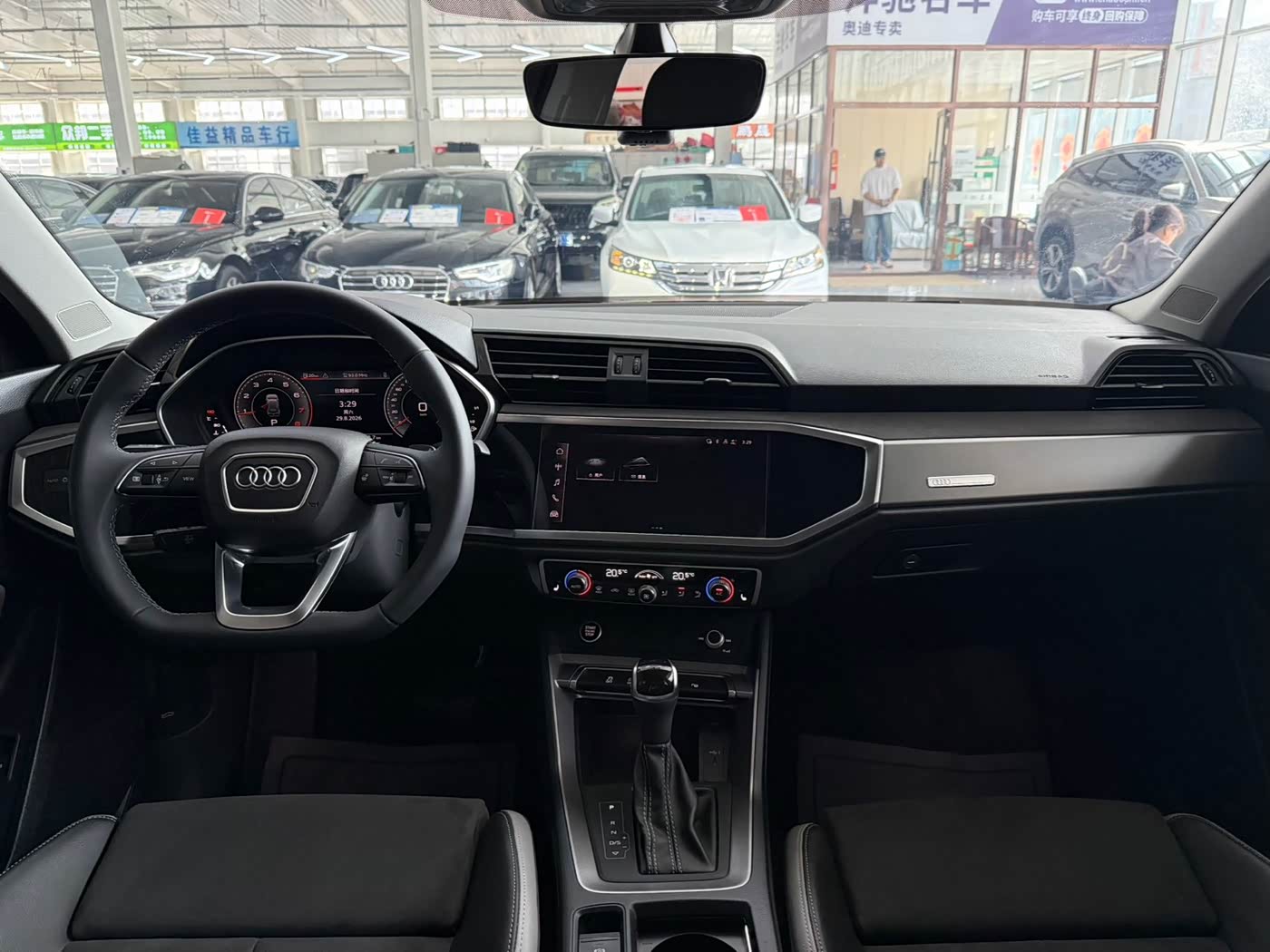 Audi Q3 1.4 л 2023 г. Серебристо-серый, пробег 33000 км