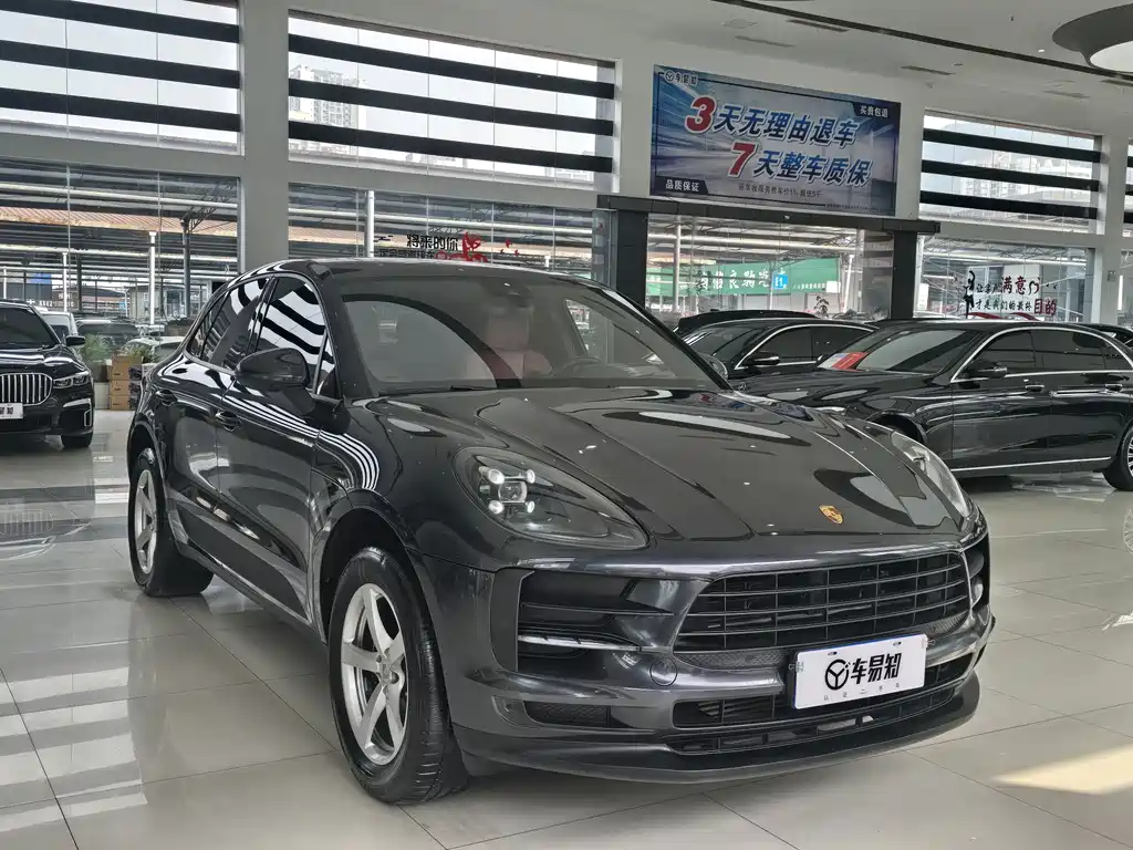 PORSCHE MACAN