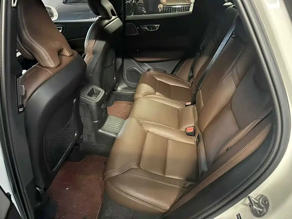 Volvo XC60 PHEV — миниатюра 4