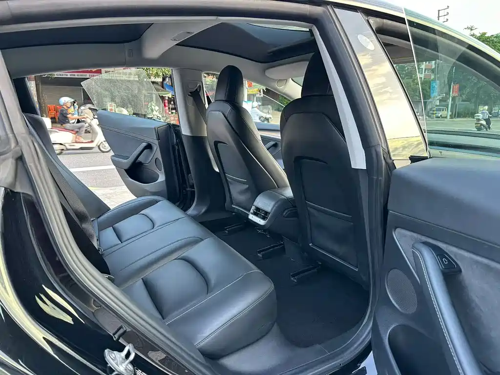 Tesla Model 3 — миниатюра 7