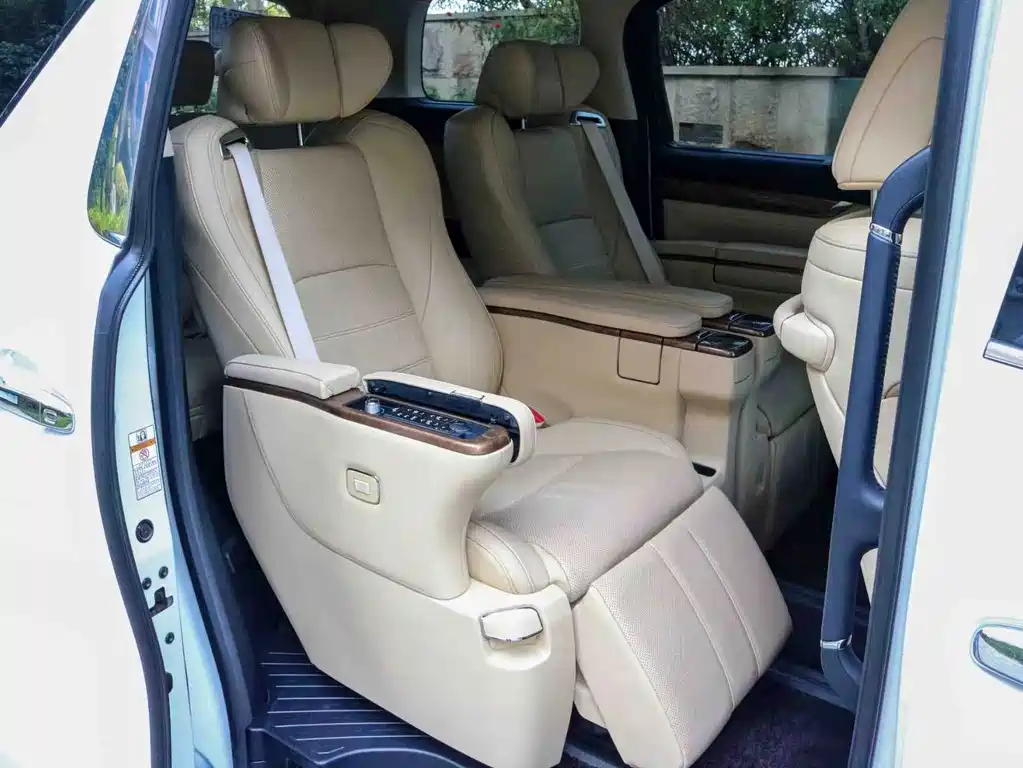 Toyota Alphard — миниатюра 8