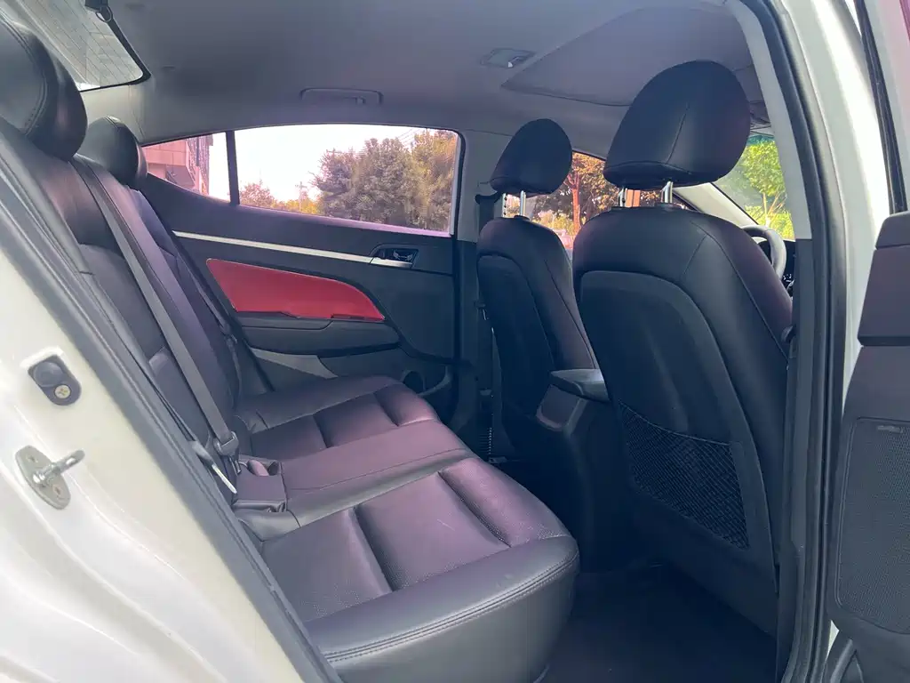 Hyundai Elantra — миниатюра 11
