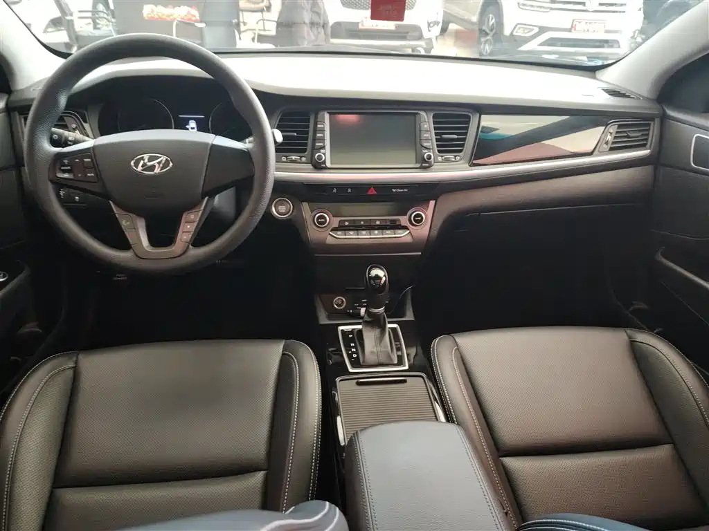 Hyundai Mistra 2017 1.6T AT GLS V