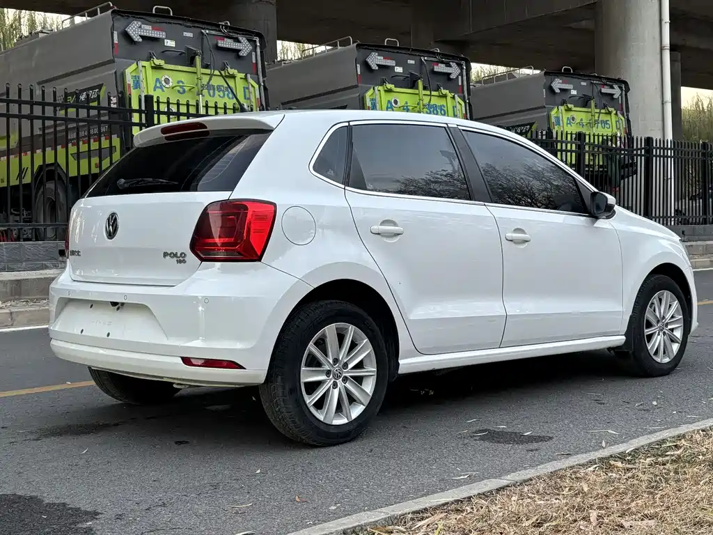 VOLKSWAGEN POLO