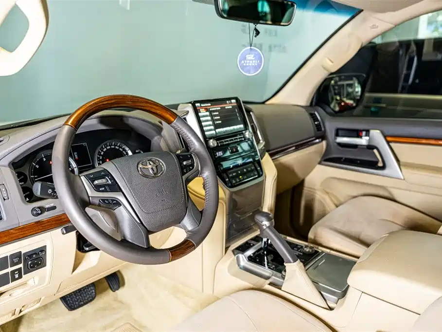 Toyota Land Cruiser 2017 5.7L AT