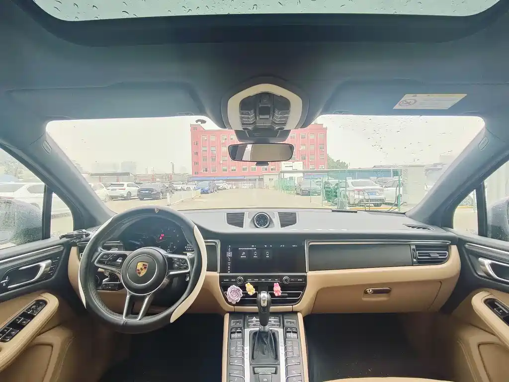 PORSCHE MACAN
