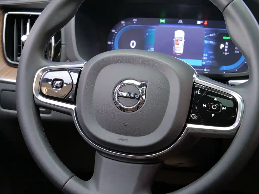 Volvo XC60 PHEV — миниатюра 11