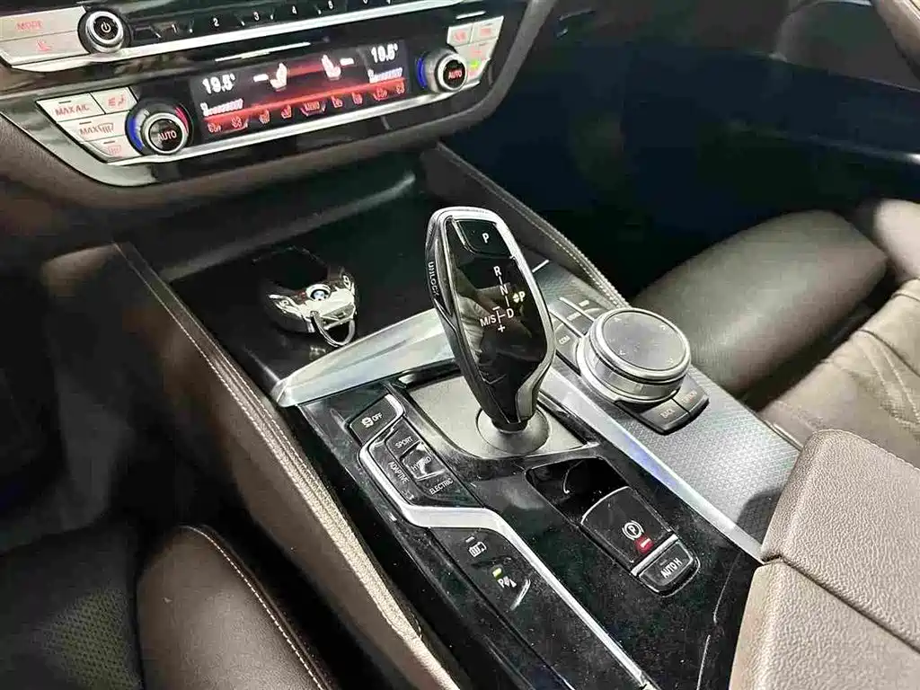 BMW 5 Series New Energy — миниатюра 11