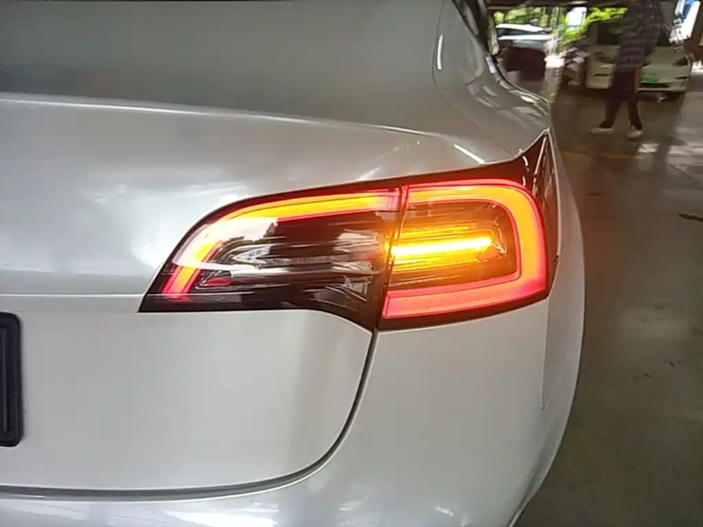 Tesla Model 3 — миниатюра 8