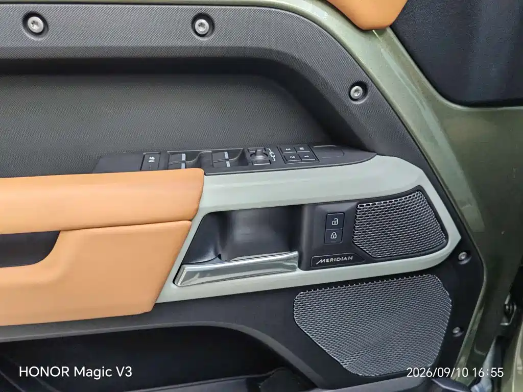 Land Rover Defender — миниатюра 6