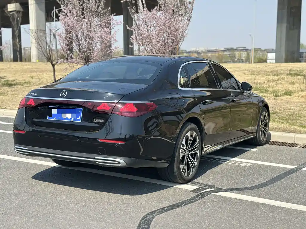 Mercedes-Benz E-Class — миниатюра 7