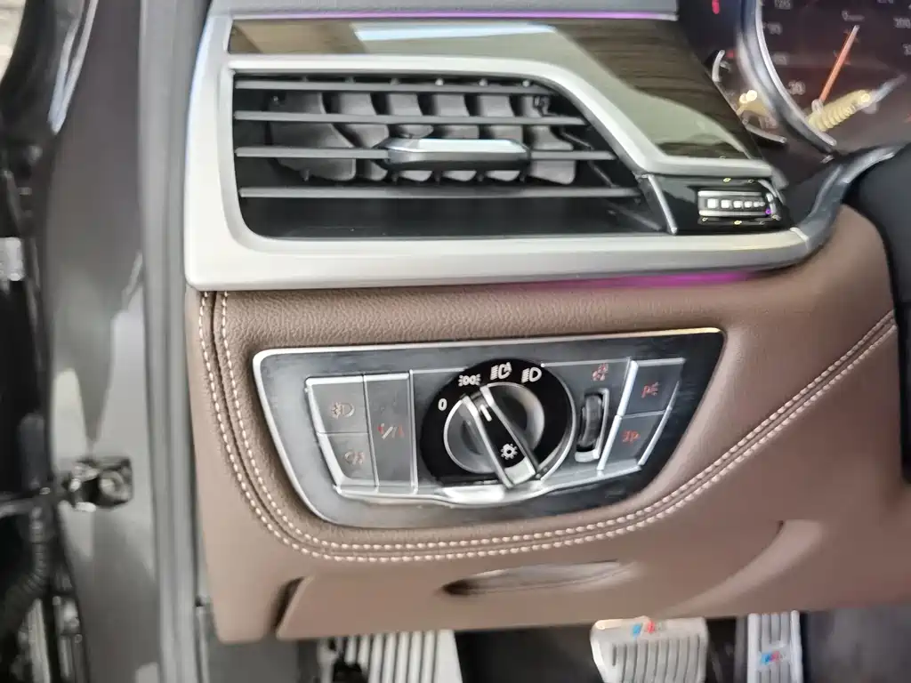 BMW 7 Series — миниатюра 21
