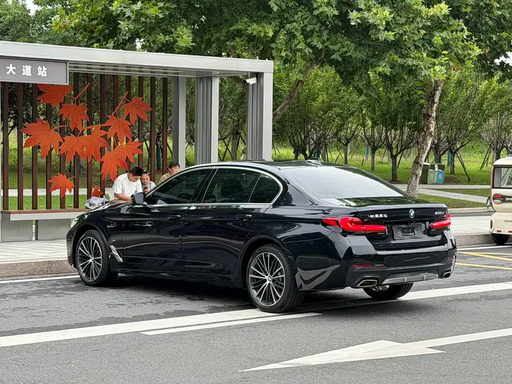 BMW 5 Series — миниатюра 9