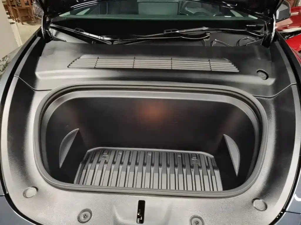 Tesla Model Y — миниатюра 20