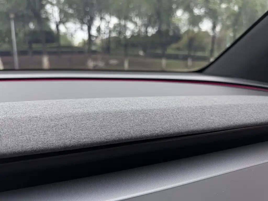 Tesla Model Y — миниатюра 15